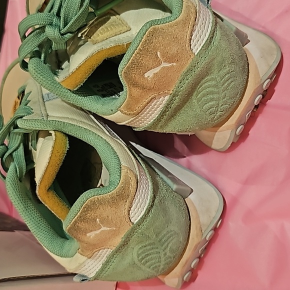 💯Auth PUMA x Animal Crossing™: New Horizons Future Rider Junior Size 5 S - Picture 5 of 11